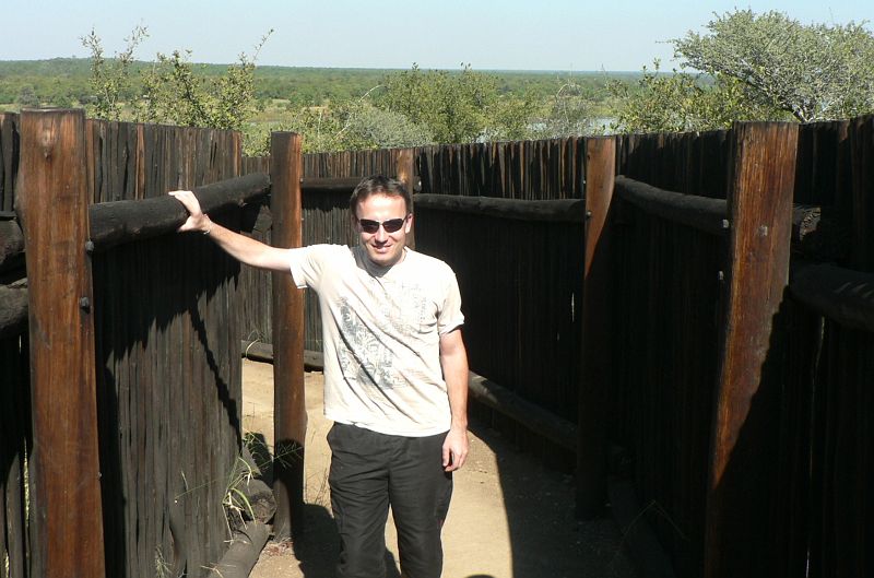 JAR 090.JPG - Vchod do pozorovatelny, kde můžete v klidu sledovat africká zvířata. Velice příjemná změna oproti celodennímu vysedávaní v autě.